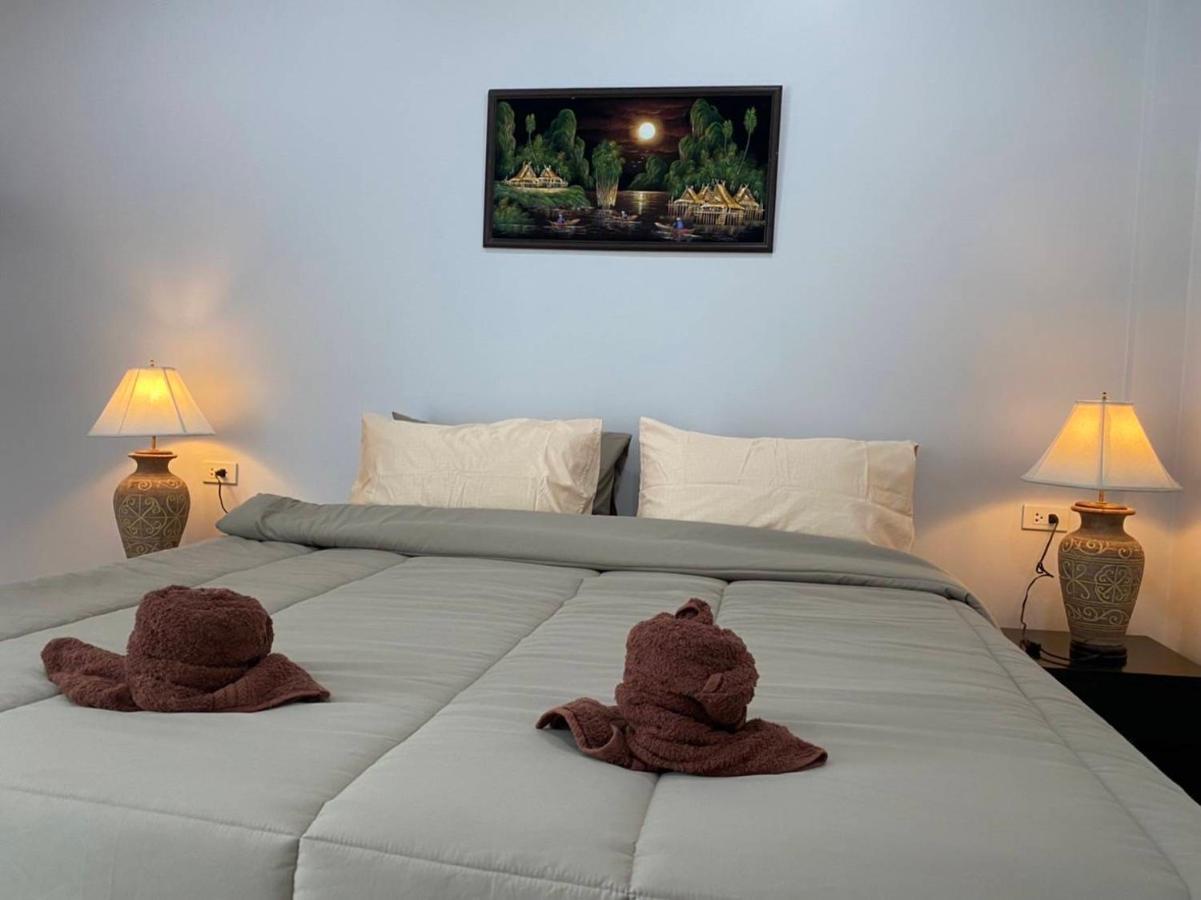 Mondee House @The Airport Hotel Thalang Bagian luar foto